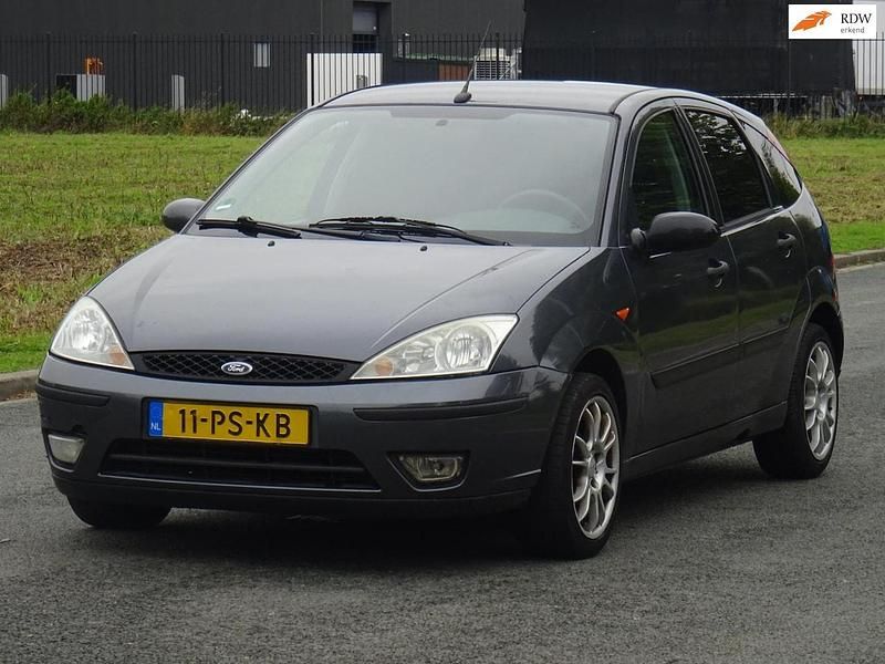 Grijs Gebruikt 2004 Ford Focus Futura Hatchback | € 1.499 (Eerlijke prijs) - Afbeelding 1/4