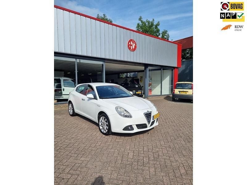 Wit Gebruikt 2011 Alfa Romeo Giulietta Distinctive Hatchback | € 7.150 (Eerlijke prijs) - Afbeelding 1/4