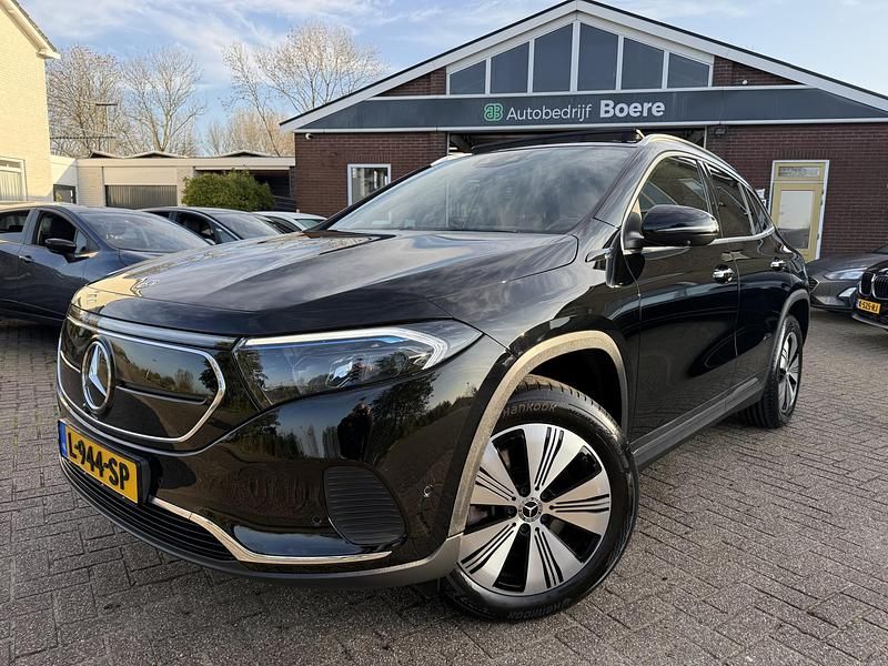 Zwart (metallic) Gebruikt 2021 Mercedes EQA250 Business SUV | € 28.850 - Afbeelding 1/4