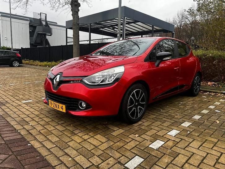 Rood Gebruikt 2013 Renault Clio IV Collection Hatchback | € 5.950 (Eerlijke prijs) - Afbeelding 1/4