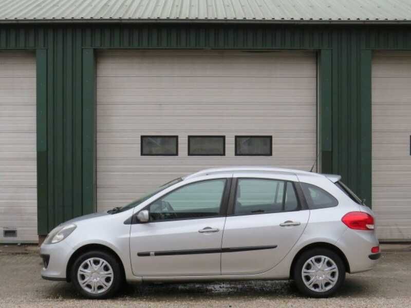 Grijs, metallic lak Gebruikt 2008 Renault Clio GrandTour Dynamique Stationwagen | € 2.750 (Duur) - Afbeelding 1/4