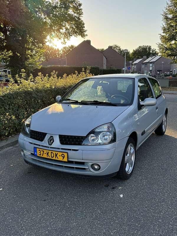 Grijs Gebruikt 2002 Renault Clio II Dynamique Hatchback | € 1.000 (Eerlijke prijs) - Afbeelding 1/4