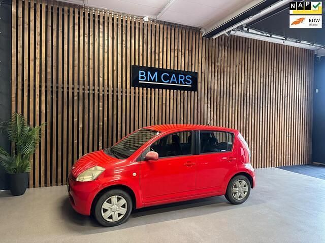 Rood Occasion 2007 Daihatsu Sirion Hatchback | € 1.299 (Eerlijke prijs) - Afbeelding 1/4