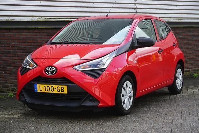 Rood Gebruikt 2021 Toyota Aygo Hatchback | € 9.950 (Goede deal) - Afbeelding 1/4