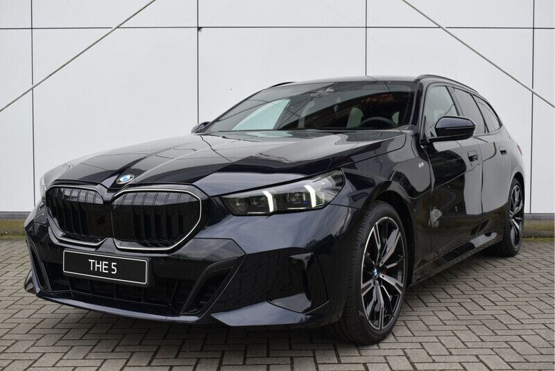 Zwart, metallic lak Nieuw 2024 BMW 520 Executive Stationwagen | € 91.100 (Duur) - Afbeelding 1/4