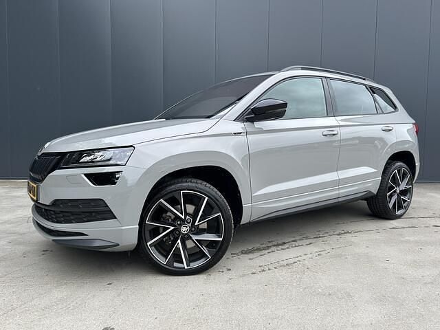 Grijs Gebruikt 2021 Skoda Karoq SportLine SUV | € 28.450 (Eerlijke prijs) - Afbeelding 1/4