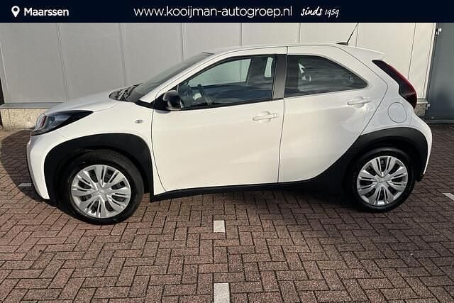 Wit Gebruikt 2024 Toyota Aygo Play Hatchback | € 18.950 (Eerlijke prijs) - Afbeelding 1/4