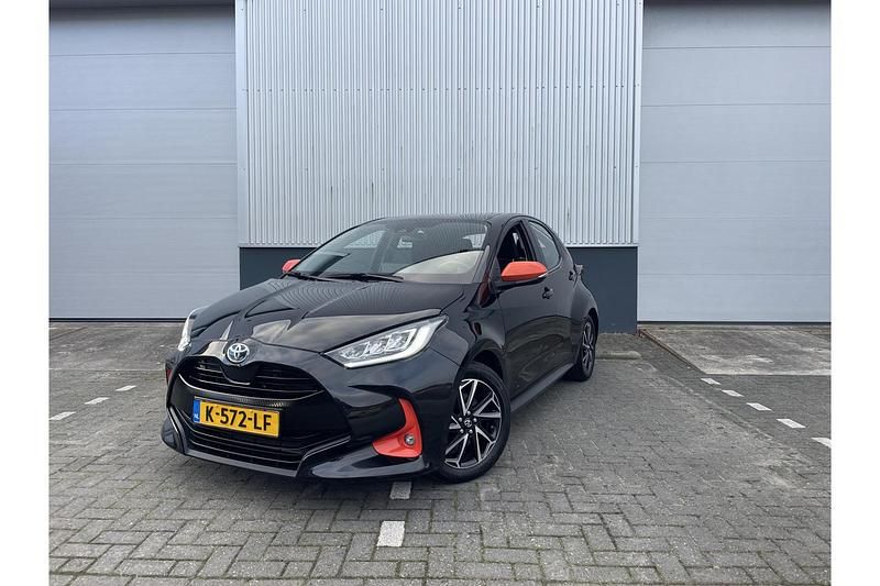 Zwart Gebruikt 2021 Toyota Yaris Hybrid Edition Hatchback | € 19.848 (Iets duurder) - Afbeelding 1/1