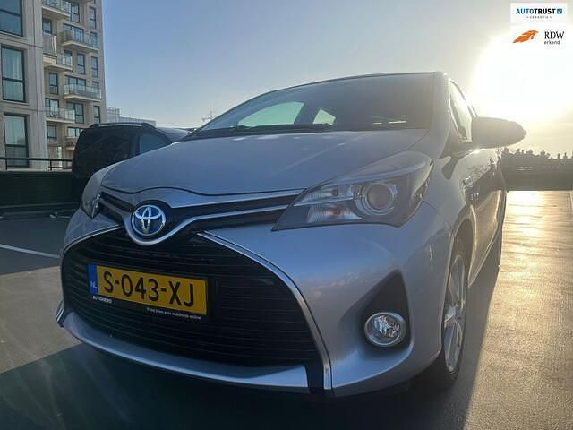 Grijs Occasion 2014 Toyota Yaris Comfort Hatchback | € 10.950 (Goede deal) - Afbeelding 1/4