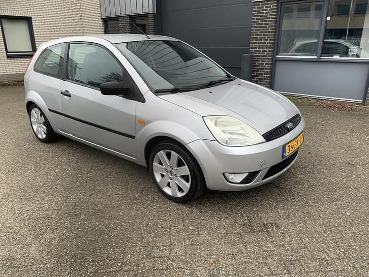 Occasion Ford Fiesta Futura 69 PK (50 kW) 2004 Grijs Hatchback