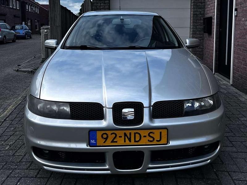 Occasion Seat Leon 204 PK (150 kW) 2003 Zilver Hatchback