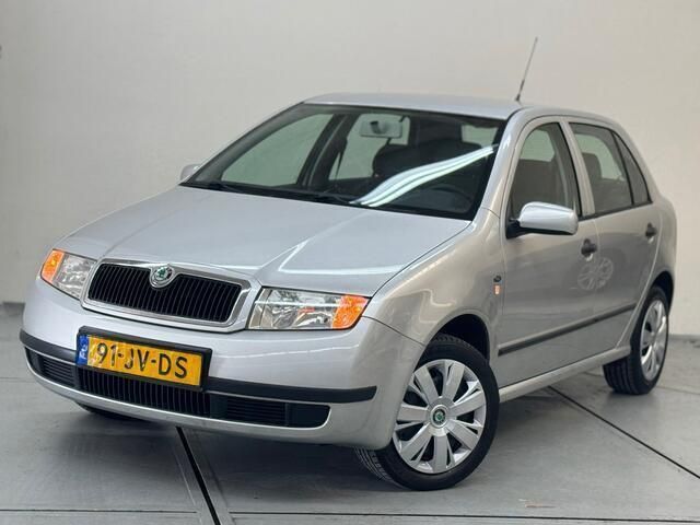 Grijs Gebruikt 2002 Skoda Fabia Comfort Hatchback | € 1.699 (Eerlijke prijs) - Afbeelding 1/4