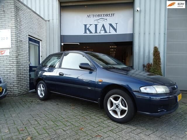 Blauw Gebruikt 1999 Mazda 323 Hatchback | € 1.850 (Eerlijke prijs) - Afbeelding 1/4