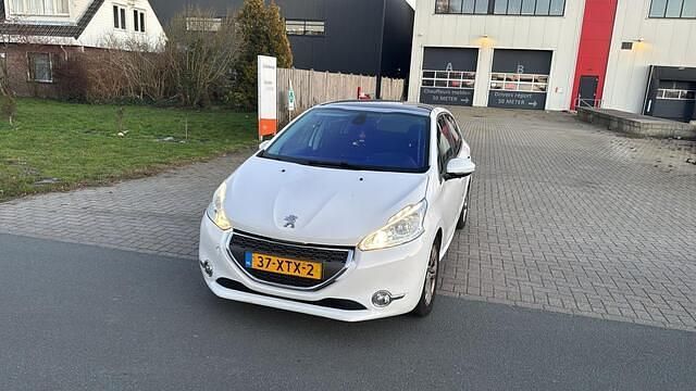 Wit Gebruikt 2012 Peugeot 208 Allure Hatchback | € 2.750 (Iets duurder) - Afbeelding 1/4