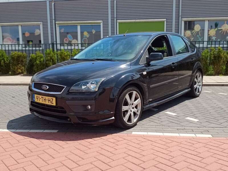 Zwart Gebruikt 2006 Ford Focus Futura Hatchback | € 3.995 (Eerlijke prijs) - Afbeelding 1/4