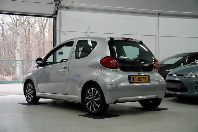 Occasion Toyota Aygo 68 PK (50 kW) 2006 Grijs (metallic) Hatchback