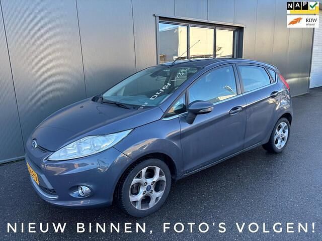 Grijs (metallic) Occasion 2011 Ford Fiesta Titanium Hatchback | € 3.990 (Eerlijke prijs) - Afbeelding 1/3