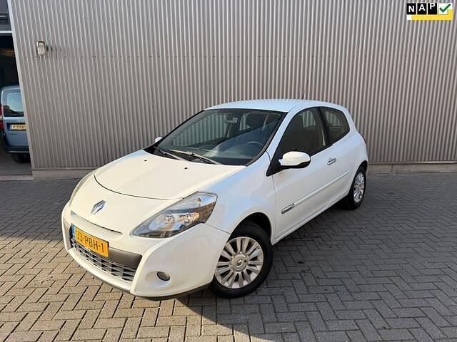 Wit Occasion 2011 Renault Clio II Collection Hatchback | € 3.750 (Eerlijke prijs) - Afbeelding 1/4