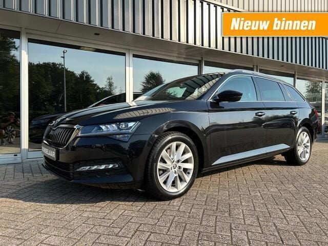 Zwart, andere lak Gebruikt 2020 Skoda Superb Business Line Stationwagen | € 27.945 (Eerlijke prijs) - Afbeelding 1/4