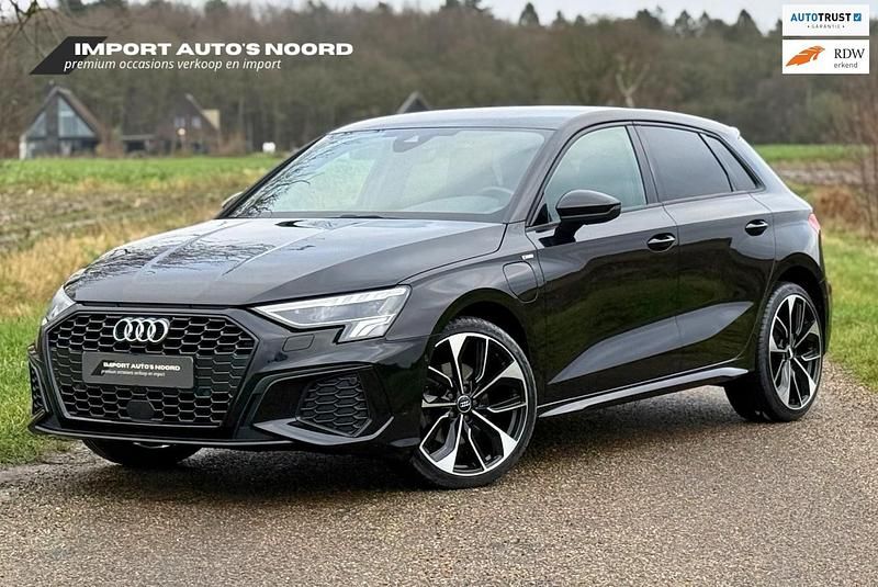 Zwart Gebruikt 2022 Audi A3 Sportback e-tron Exclusive Hatchback | € 25.950 (Super prijs) - Afbeelding 1/4