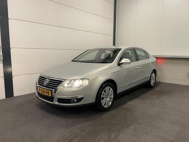 Grijs Occasion 2010 VW Passat Highline Sedan | € 7.950 (Duur) - Afbeelding 1/4