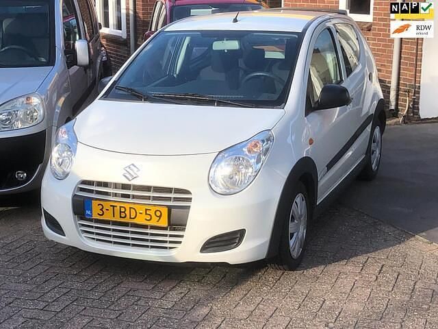 Wit Occasion 2014 Suzuki Alto Comfort Hatchback | € 4.550 (Eerlijke prijs) - Afbeelding 1/4