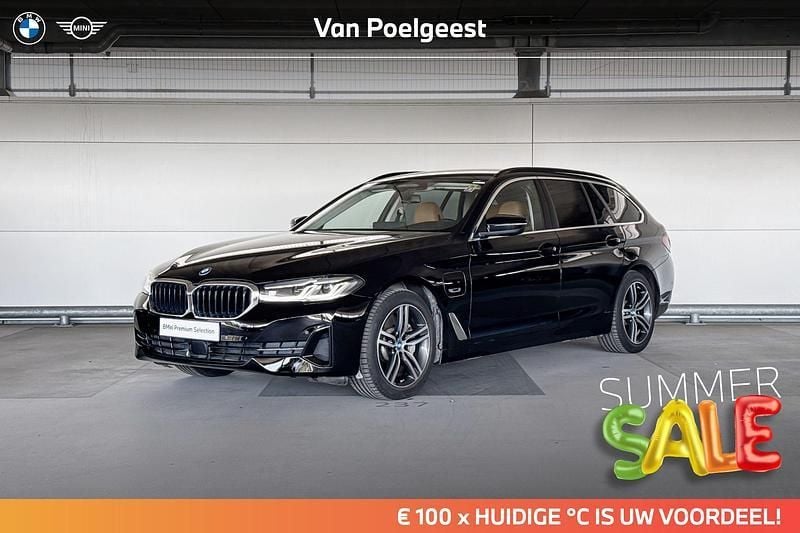 Zwart Gebruikt 2022 BMW 530e Comfort Edition Stationwagen | € 42.900 (Eerlijke prijs) - Afbeelding 1/4