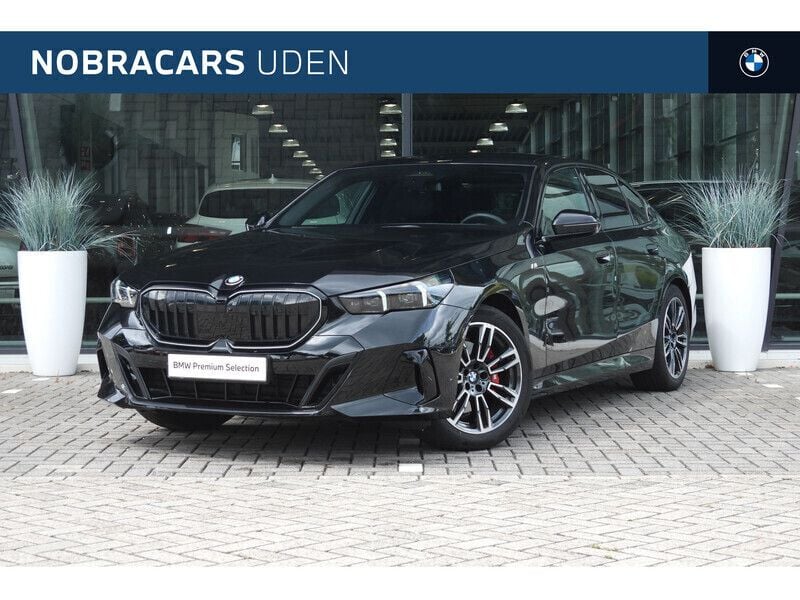 Zwart, metallic lak Gebruikt 2024 BMW 520 M Sport Sedan | € 57.950 (Eerlijke prijs) - Afbeelding 1/4
