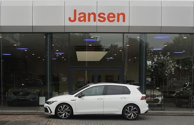Wit Gebruikt 2023 VW Golf VIII Style Hatchback | € 31.750 (Iets duurder) - Afbeelding 1/4