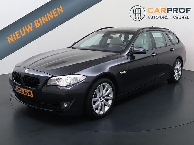 Grijs Gebruikt 2011 BMW 550 Executive Stationwagen | € 22.995 (Eerlijke prijs) - Afbeelding 1/4