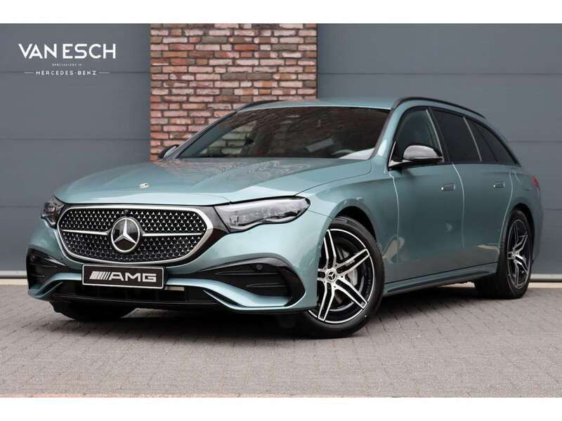 Groen, metallic lak Gebruikt 2024 Mercedes E300 AMG line Stationwagen | € 62.500 (Iets duurder) - Afbeelding 1/4