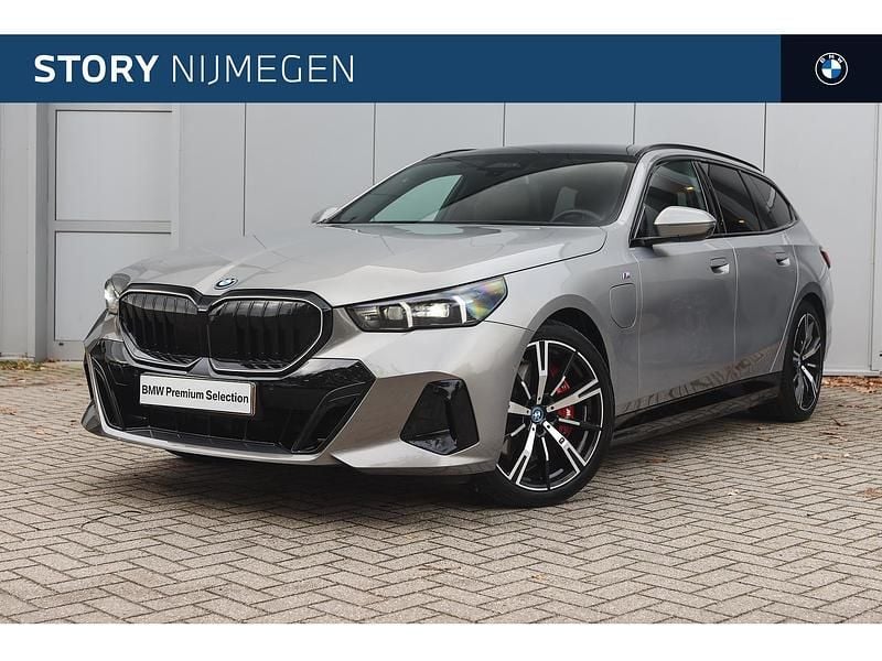 Grijs Gebruikt 2025 BMW 550e M Sport Stationwagen | € 90.950 (Eerlijke prijs) - Afbeelding 1/4