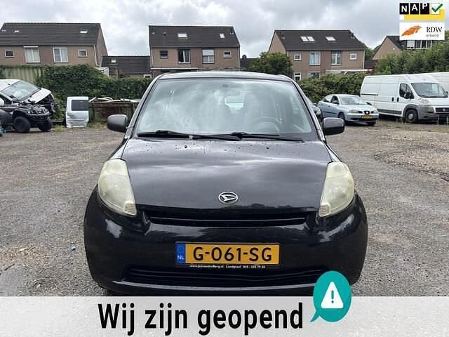 Zwart Gebruikt 2006 Daihatsu Sirion Hatchback | € 1.650 (Eerlijke prijs) - Afbeelding 1/4