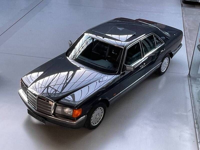Zwartblauschwarzmet 199 Gebruikt 1989 Mercedes 300 SE Sedan | € 29.900 - Afbeelding 1/4