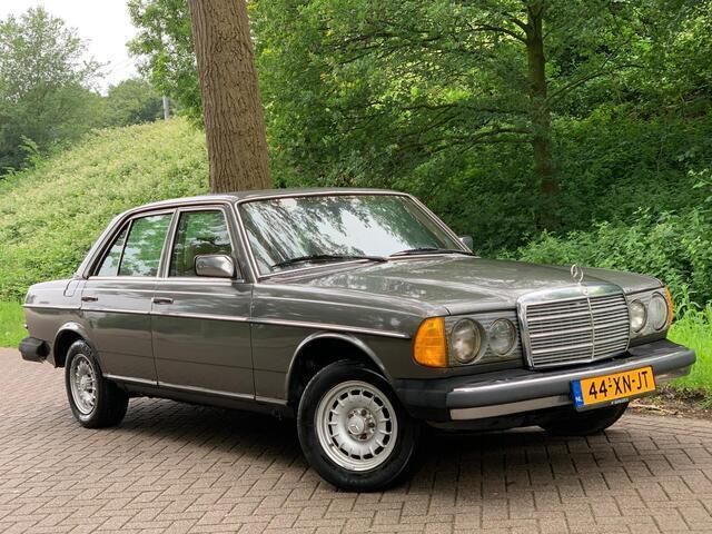Grijs Gebruikt 1982 Mercedes 300 Sedan | € 7.990 - Afbeelding 1/4