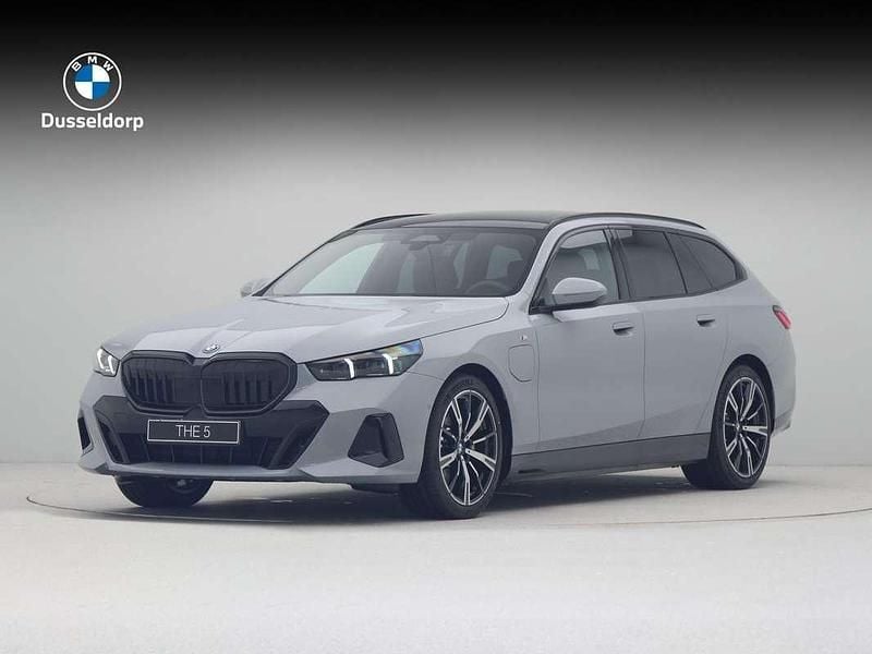 Grijs, metallic lak Nieuw 2025 BMW 530e Comfort Edition Stationwagen | € 83.157 (Super prijs) - Afbeelding 1/4