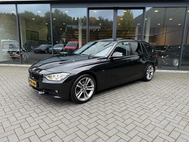 Zwart Gebruikt 2015 BMW 320 Sport Line Stationwagen | € 17.900 (Eerlijke prijs) - Afbeelding 1/4
