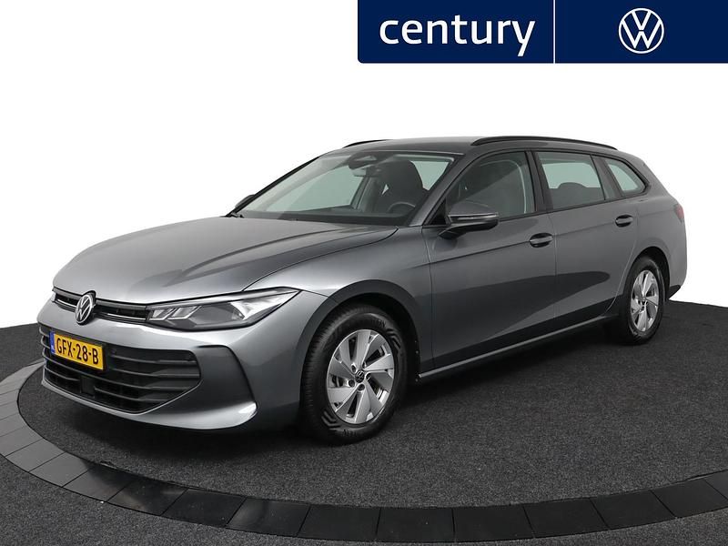 Grijs Occasion 2024 VW Passat Edition Stationwagen | € 31.900 (Goede deal) - Afbeelding 1/4