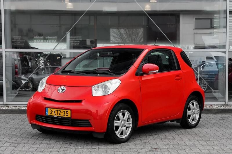 Bruin Occasion 2011 Toyota iQ Comfort Hatchback | € 7.549 (Eerlijke prijs) - Afbeelding 1/1