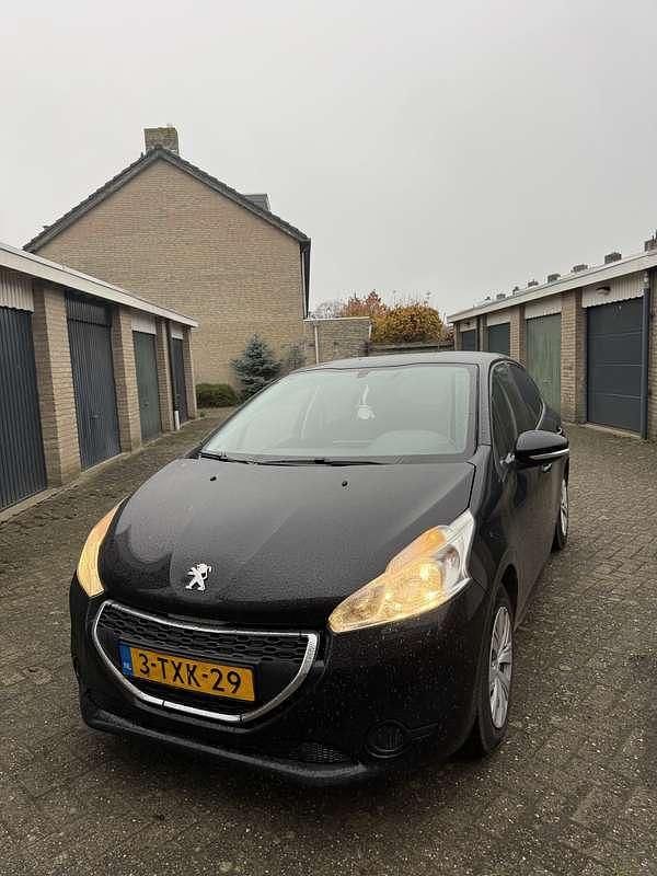 Zwart Gebruikt 2013 Peugeot 208 Active Hatchback | € 4.350 (Iets duurder) - Afbeelding 1/4