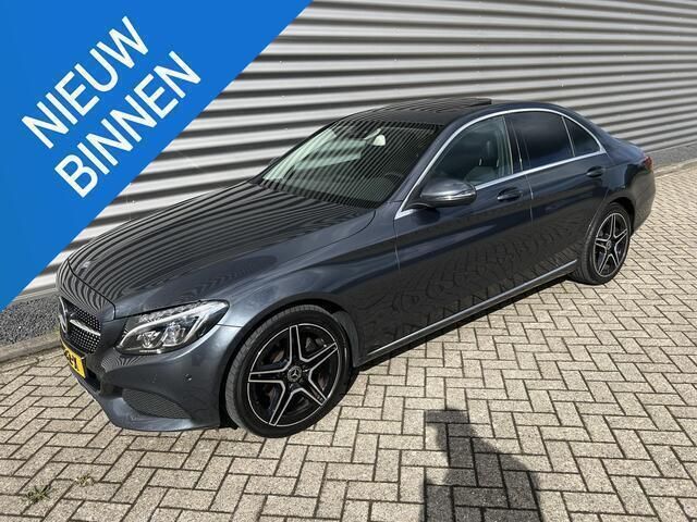 Grijs, metallic lak Gebruikt 2015 Mercedes C180 Avantgarde Sedan | € 15.900 (Goede deal) - Afbeelding 1/4