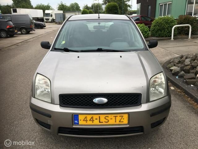 Grijs Gebruikt 2003 Ford Fusion MPV | € 1.799 (Eerlijke prijs) - Afbeelding 1/4