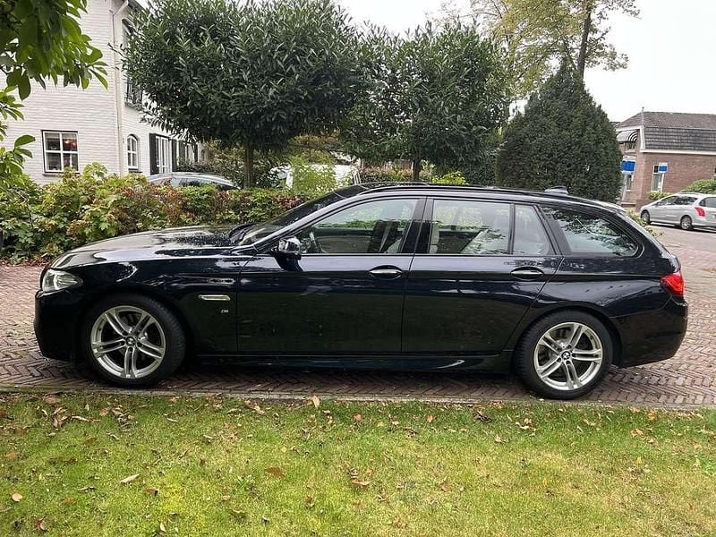 Zwart Gebruikt 2016 BMW 520 M Sport Stationwagen | € 17.000 (Eerlijke prijs) - Afbeelding 1/4