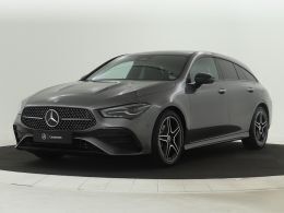 787 berggrijs metaalkleur metallic Gebruikt 2024 Mercedes 180 AMG line Sedan | € 41.950 - Afbeelding 1/4