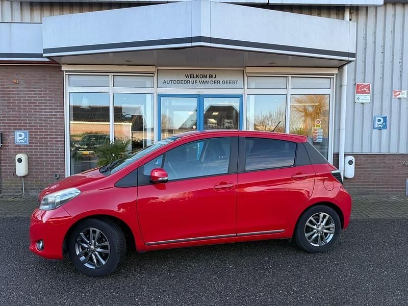 Rood Gebruikt 2015 Toyota Yaris Hatchback | € 9.945 (Super prijs) - Afbeelding 1/4