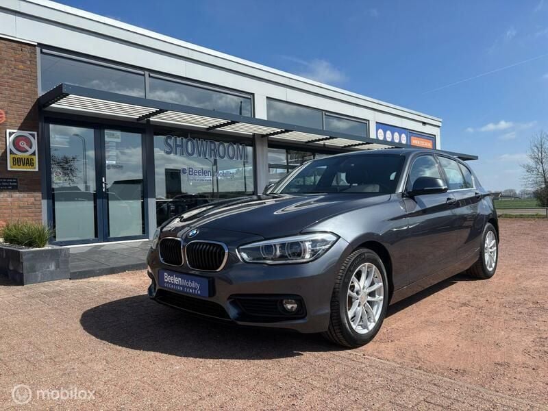Grijs Gebruikt 2019 BMW 118 Executive Hatchback | € 16.950 (Super prijs) - Afbeelding 1/4