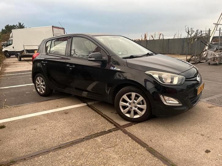Zwart Occasion 2015 Hyundai i20 Hatchback | € 3.800 (Goede deal) - Afbeelding 1/4