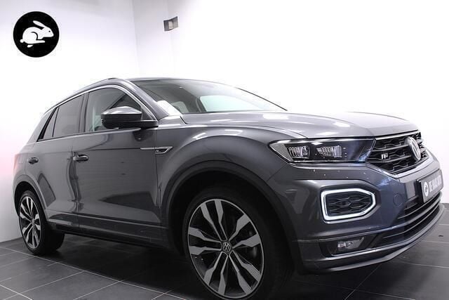 Grijs, metallic lak Gebruikt 2020 VW T-Roc R-line SUV | € 27.900 (Eerlijke prijs) - Afbeelding 1/4