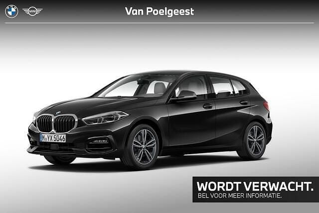 Saphirschwarz metallic (zwart metallic) Gebruikt 2022 BMW 118 Sport Line Hatchback | € 25.900 (Super prijs) - Afbeelding 1/4