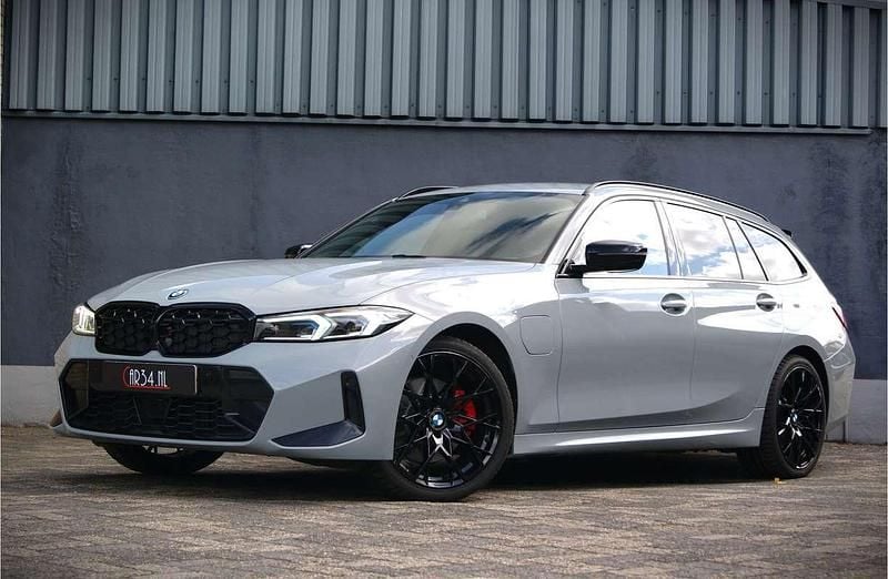 Grijs Gebruikt 2022 BMW 330e M Sport Stationwagen | € 39.949 (Eerlijke prijs) - Afbeelding 1/4